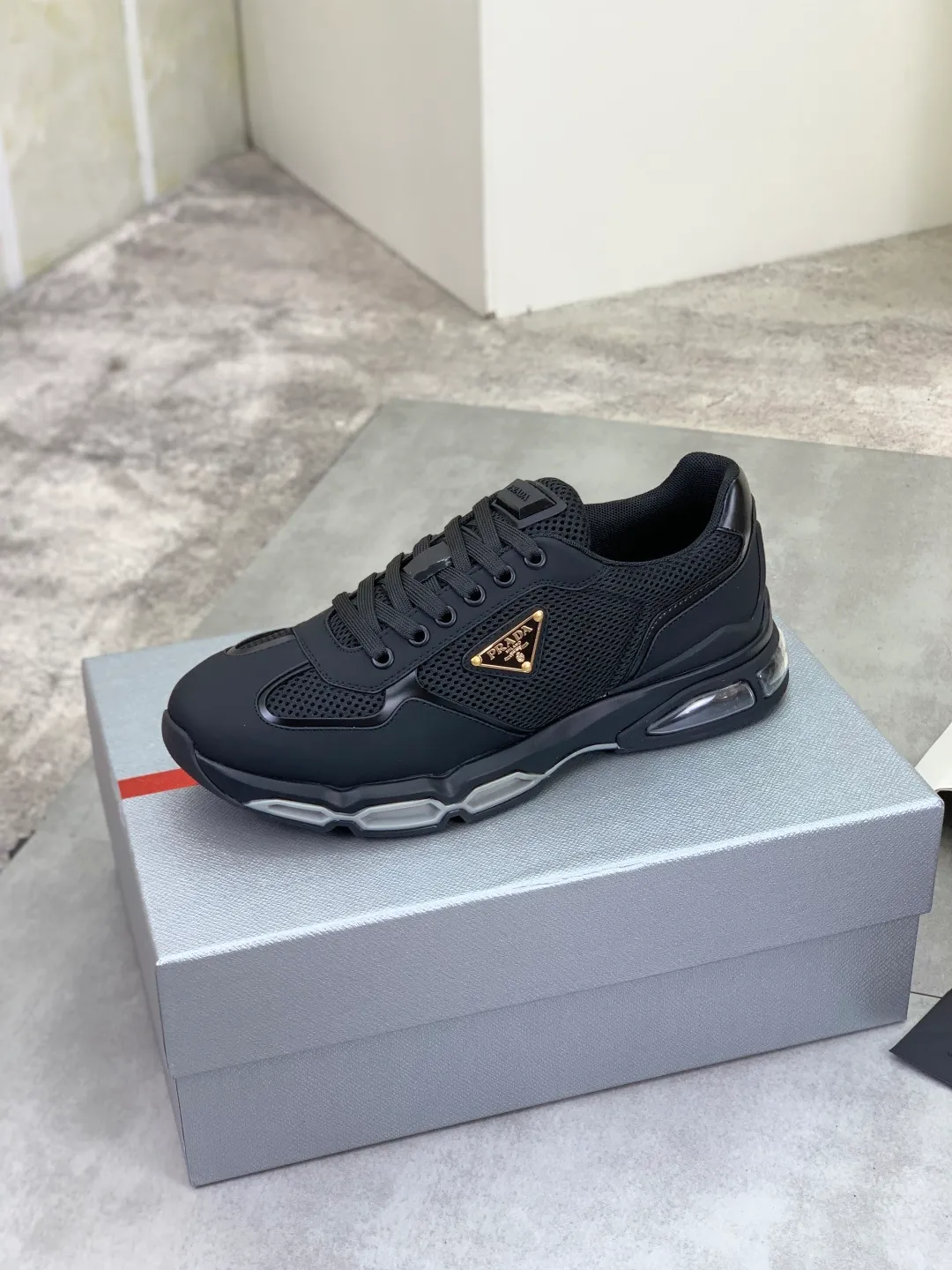 Men's men's shoes 💰P660 💰[New model] The top version is now available on the official website, 🆘 Air-cushion shock-absorbing thick-soled trendy brand (Prada) is the main popular model, avant-garde and versatile fashionable men's shoes, private version mold opening, cowhide surface splicing 1:1.. Simple fashion, original imported cowhide feet; the atmosphere and personality are more fashionable, eye-catching and pursuing class. It will subvert the old idea and be a must-have for fashion trendsetters with you! Must keep it for yourself ! Tall and comfortable, large and low, high-end quality workmanship. Code number: 38-45; 4 colors available.